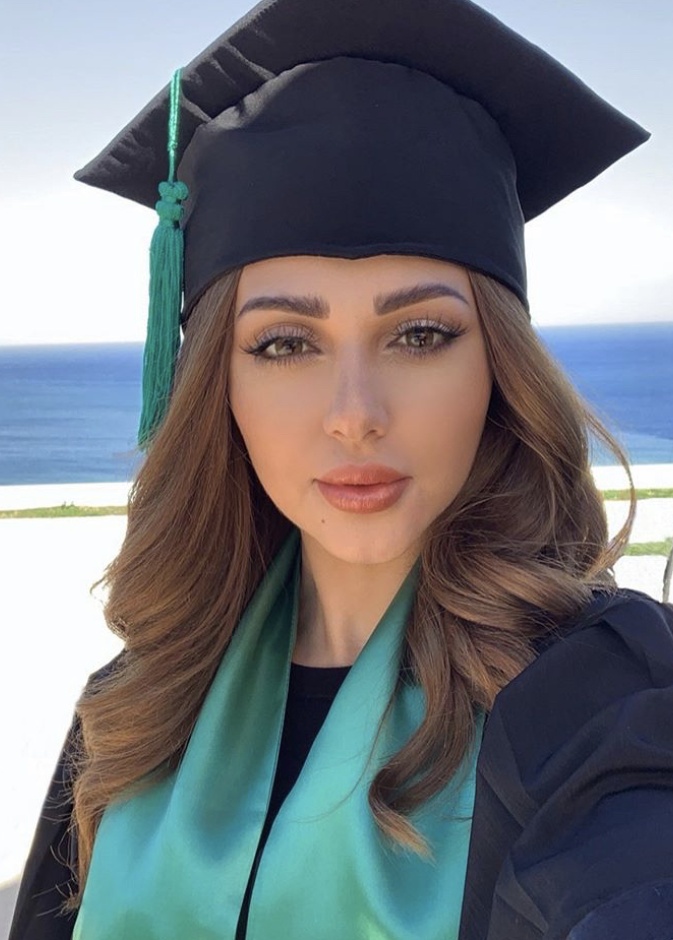 ميريام فارس تحيّر جمهورها بارتداء قبعة التخرج! 