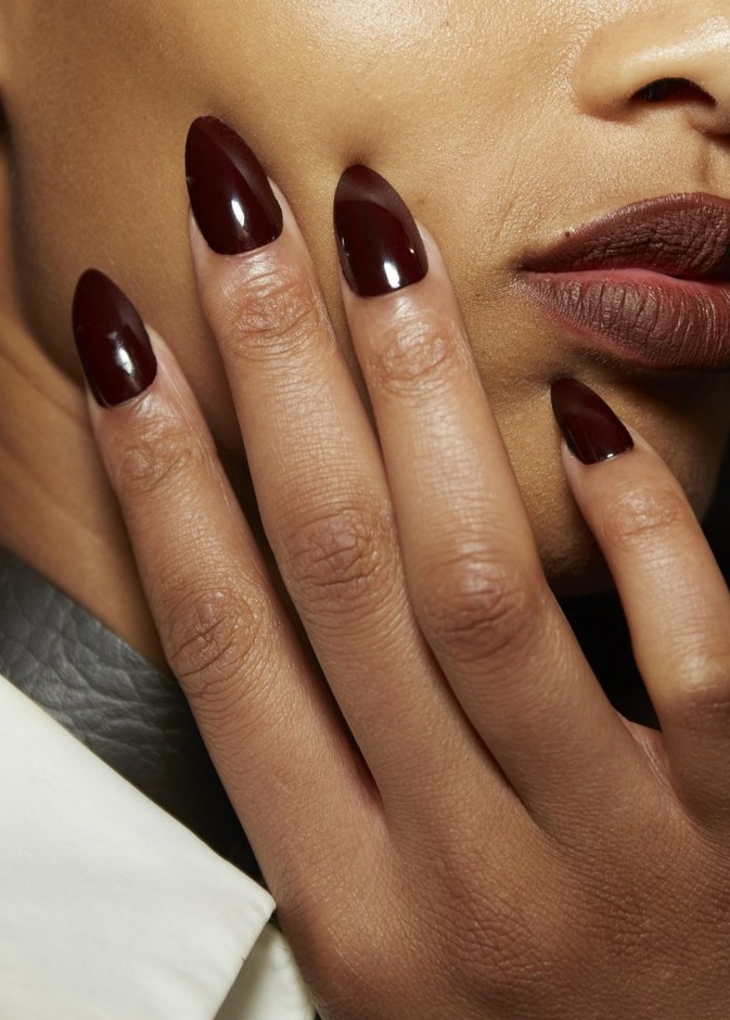 الوان طلاء أظافر داكنة ساحرة لشتاء 2020