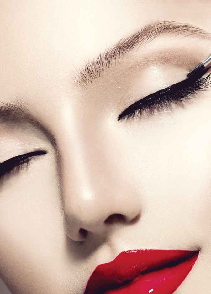 طريقة رسم الايلاينر للعيون الصغيرة