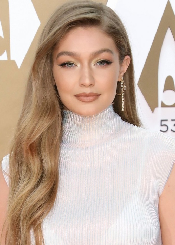 جيجي حديد بإطلالة جذابة بفستان طويل أنيق من ماركة Helmut Lang