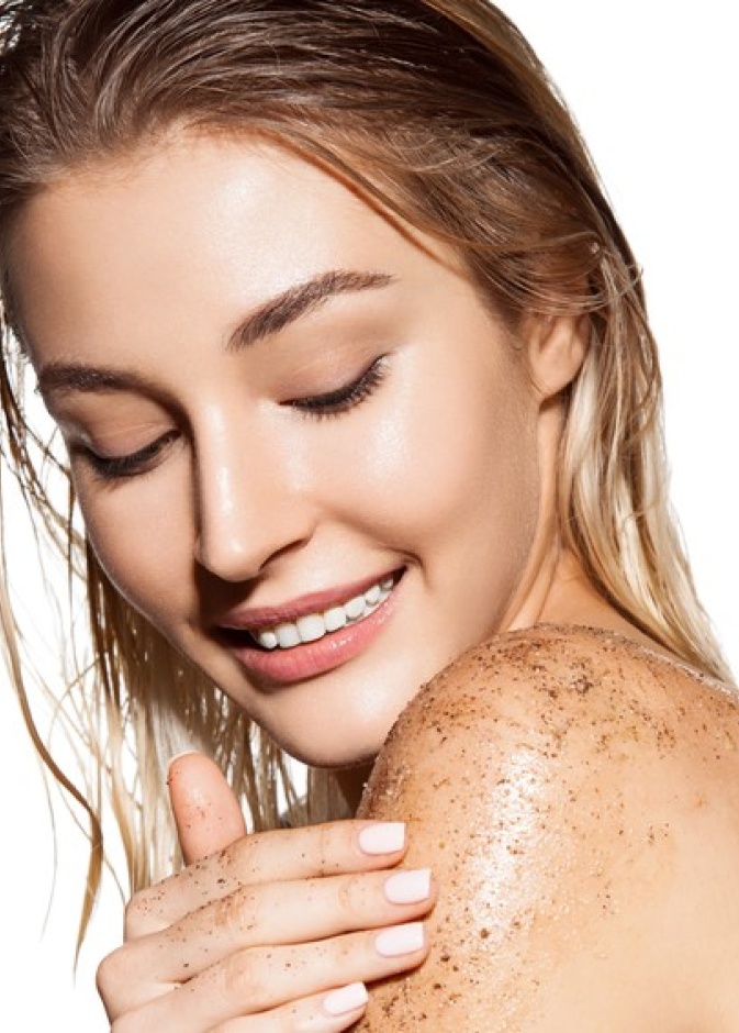 تقشير الجسم بالملح وزيت الزيتون