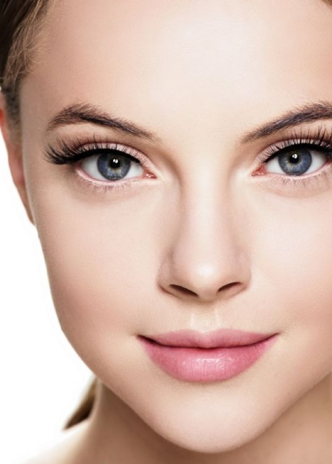 خلطات طبيعية لتكثيف الرموش وتطويلها بسرعة