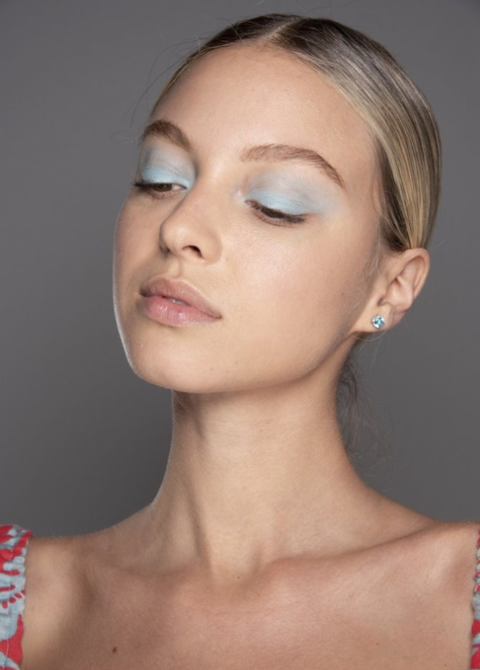 أدخلي الظلال الأزق على عينيك بهذه الطريقة