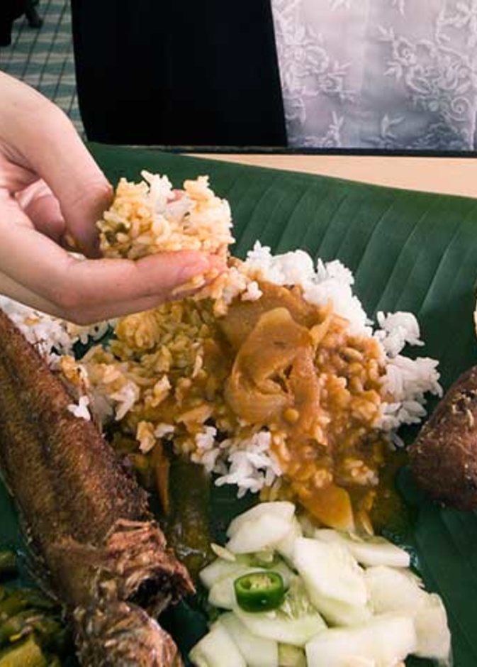  تناول الطعام باليد يجعل مذاقه أفضل