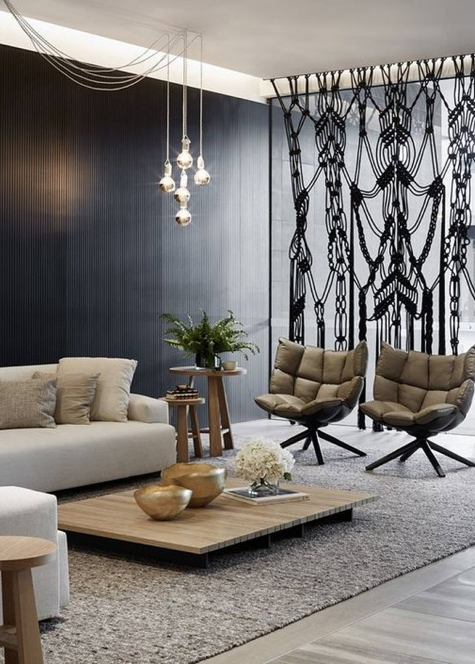 جدار بسيط من الزجاج يحدد غرفة الطعام