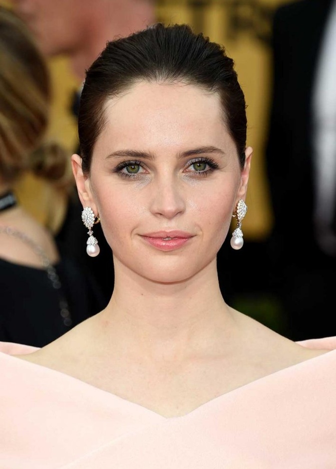 فيليسيتي جونز بزوج من الأقراد الأنيقة المصنوعة من اللؤلؤ من ماركة  Chanel