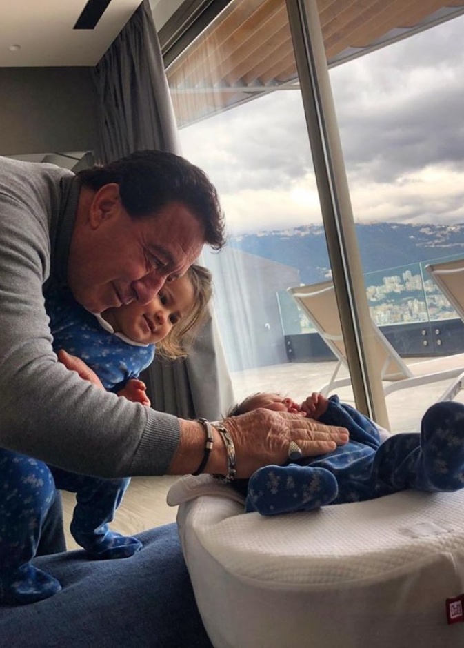 صورة حميمة تجمع والد وسام بريدي بحفيدتيه بيلا ماريا وآية صوفيا