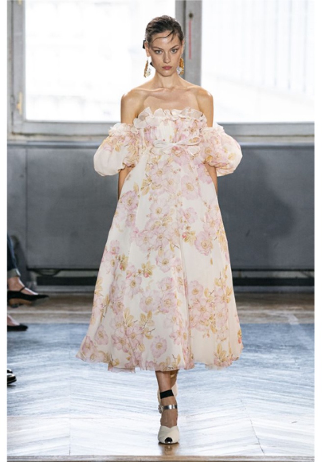 فساتين سهرة ناعمة اوف شولدر استوحي منها اطلالتك في عيد الحب 2020 من Alexander McQueen