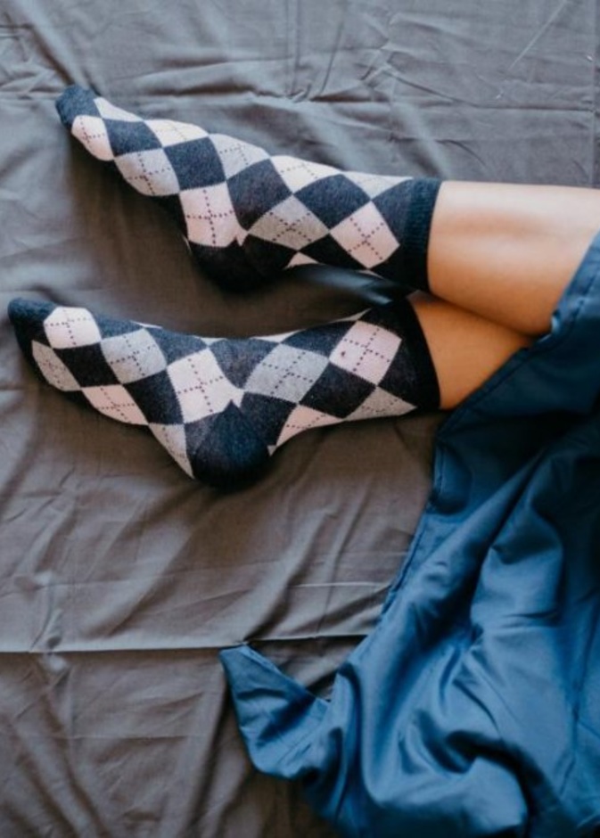  ارتداء الجوارب يساعد على النوم الصحي