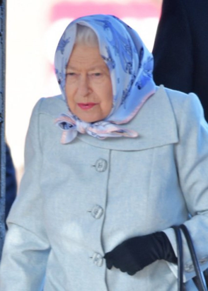 ملكة بريطانيا تستقل قطار متجها إلى لندن