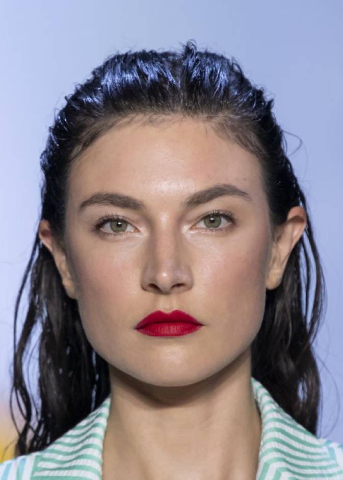 احدث الوان احمر شفاه قوي وجريء بتدرجات لماعة لعيد الحب 2020 من وحي Sies Marjan