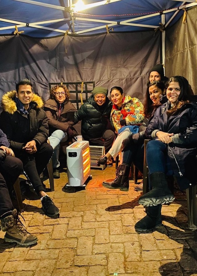 كارينا كابور وفريق عمل فيلمها يحتمون من البرد بخيمة ومدفئة