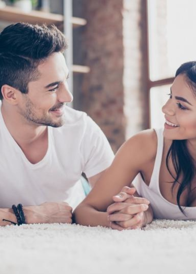5 أفعال تعزز الرومانسية بين الزوجين
