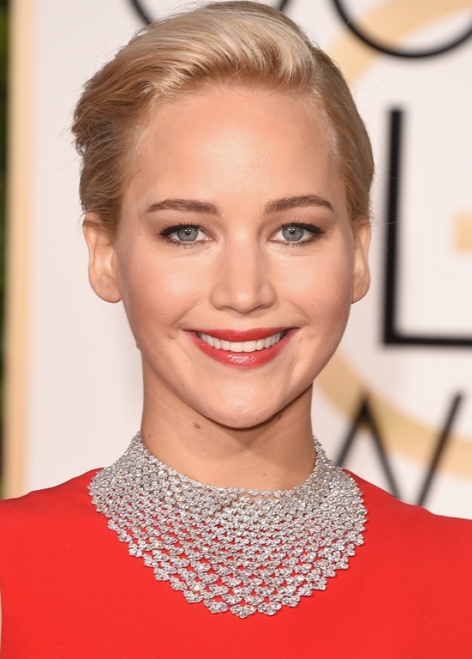 جينيفر لورانس بإطلالة جذابة بزوج من الأقراط الأنيقة من ماركة Beladora