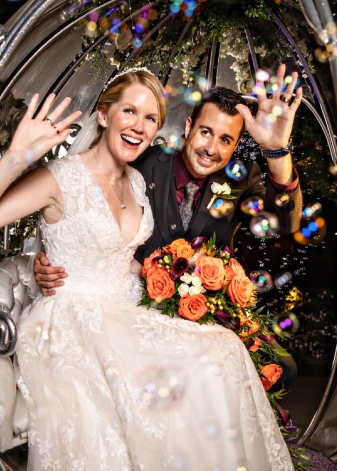 العروس تصل على متن عربة يجرها حصان مثل سندرلا