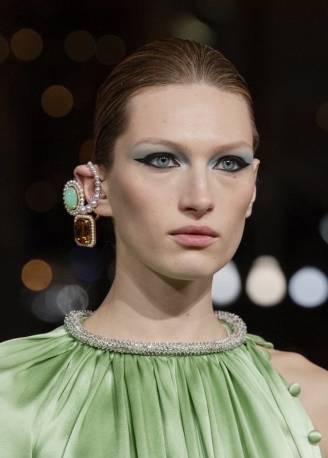  رسمات آيلاينر سوداء مجنحة من وحي Prabal Gurung