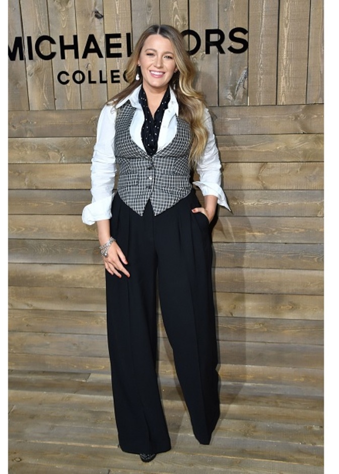 بهذه الإطلالة الأنيقة حضرت بليك ليفلي عرض Michael Kors في نيويورك
