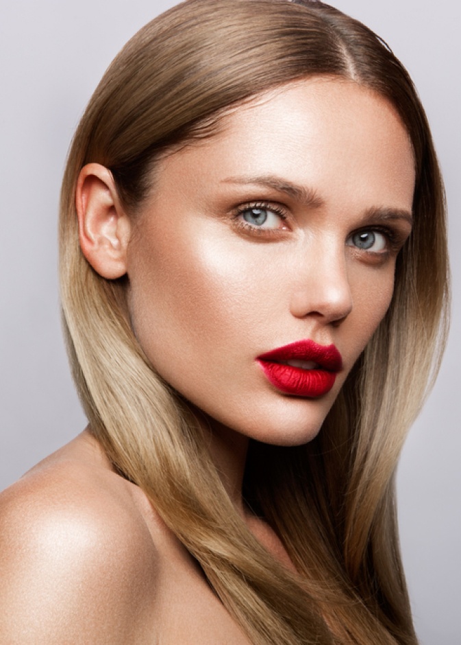 إجعلي أحمر الشفاه يدوم طويلاً باستخدام البودرة على الشفاه