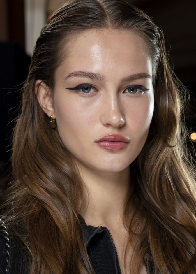 رسم الايلاينر الاسود على الجفون العليا للعين من Blumarine