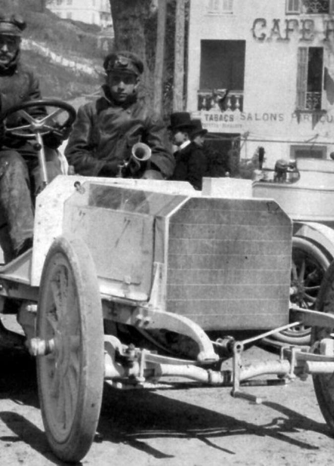 أول سيارة مرسيدس عام 1900