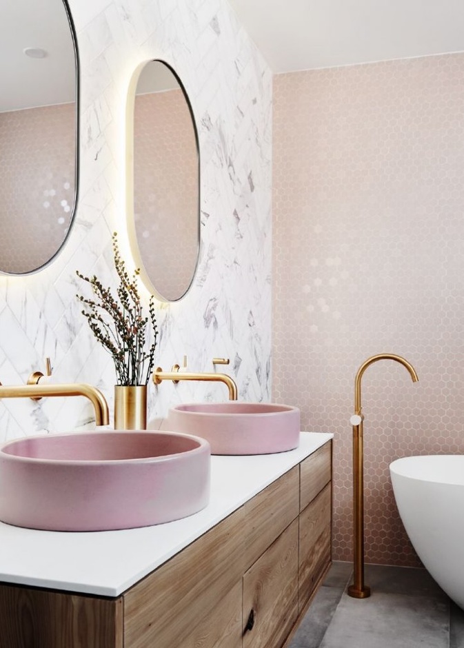 اللون الذهبي البراق يضيف الفخامة على تصميم المغسلة