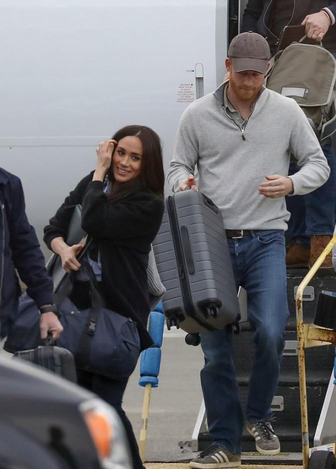 ملكة بريطانيا تزيل صور هاري وميغان من قصر كنسينغتون