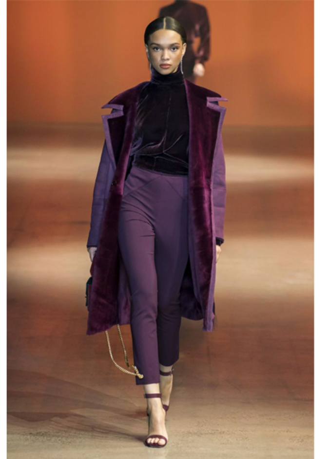 الوان الملابس البنفسجية الداكنة المناسبة النيلية لمقابلة عمل في الشتاء من Cushnie