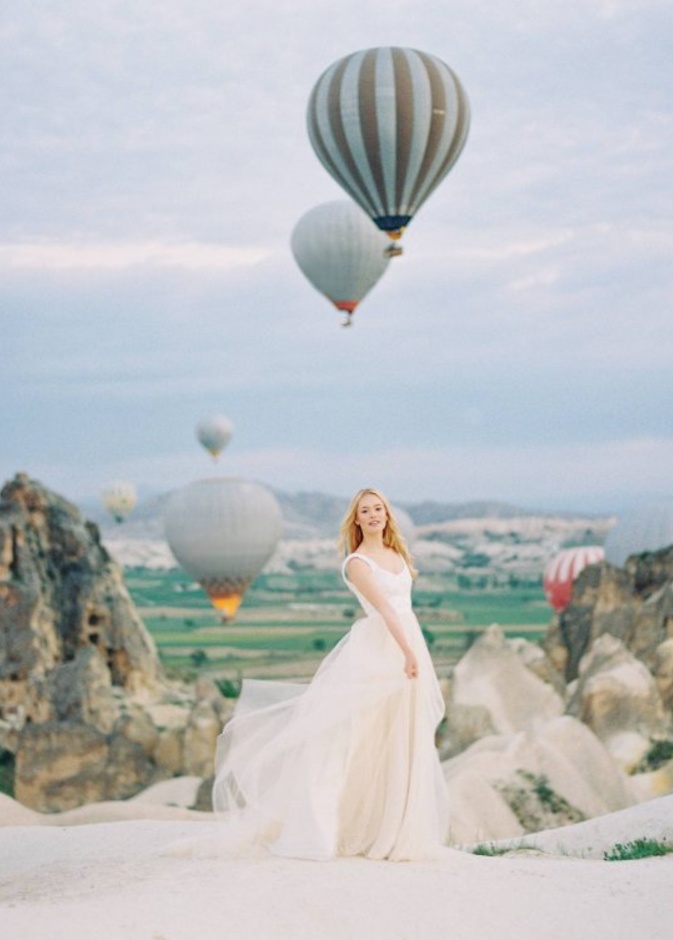 عرسان يحلقون بالحب عاليا