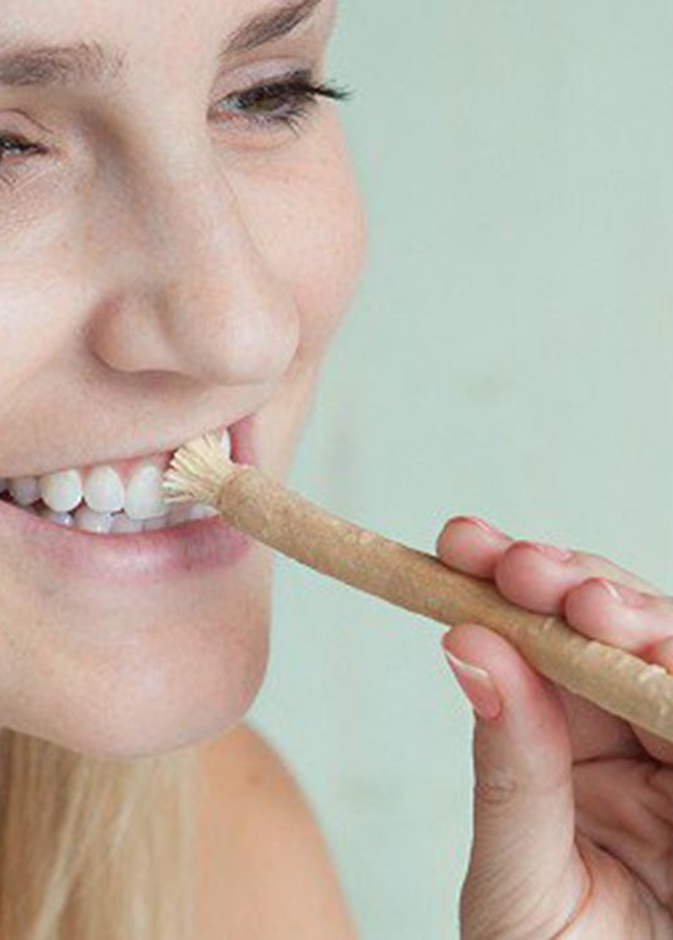  السواك يعمل على تنظيف الأسنا