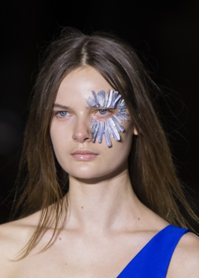 اركي خصل شعر تتناثر لتحصلي على تسريحة شعر طبيعية