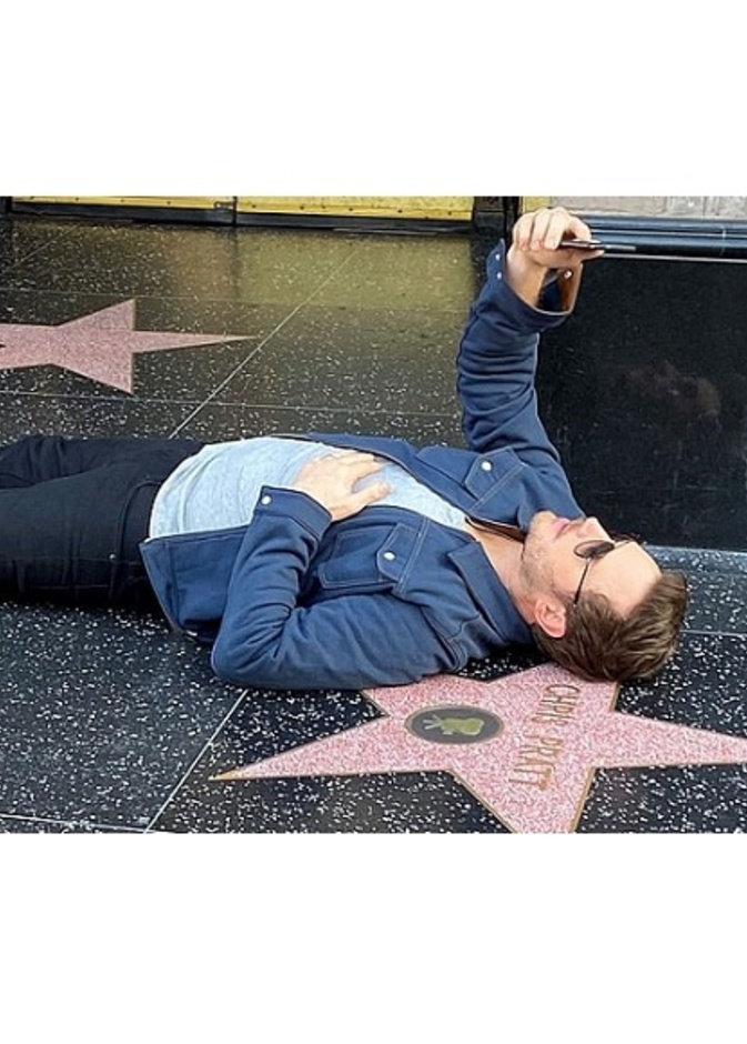 هكذا التقط كريس برات صورة سلفي مع نجمته في ممر الشهرة في هوليوود