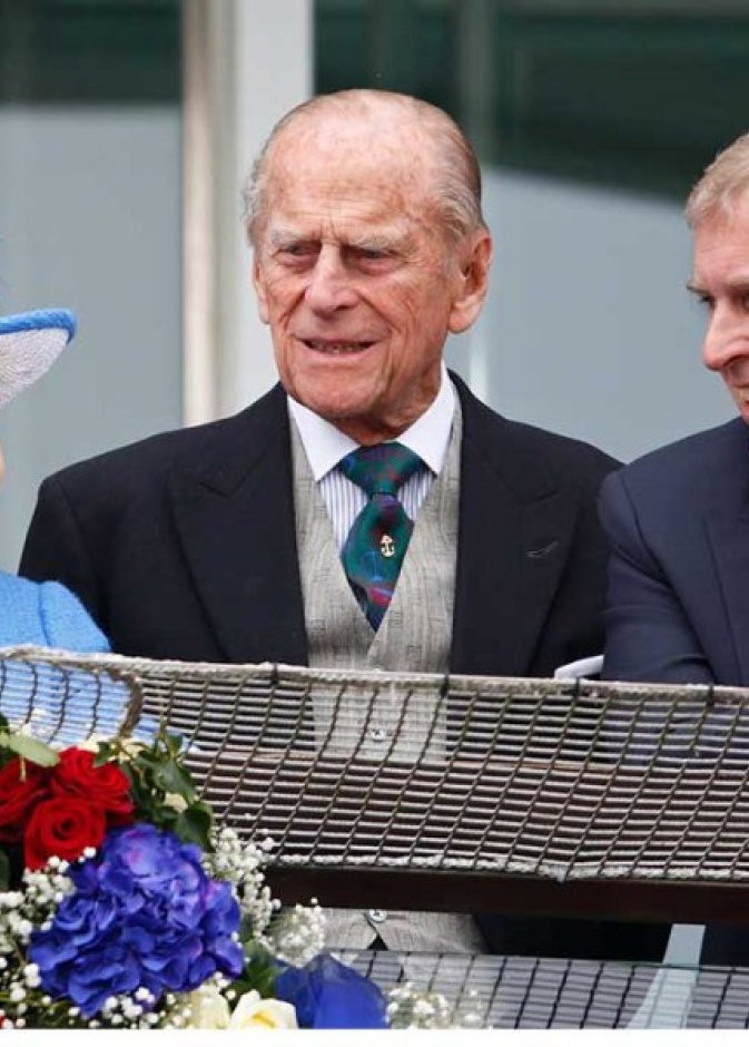 الملكة إليزابيث مع الأمير فيليب والأمير أندرو