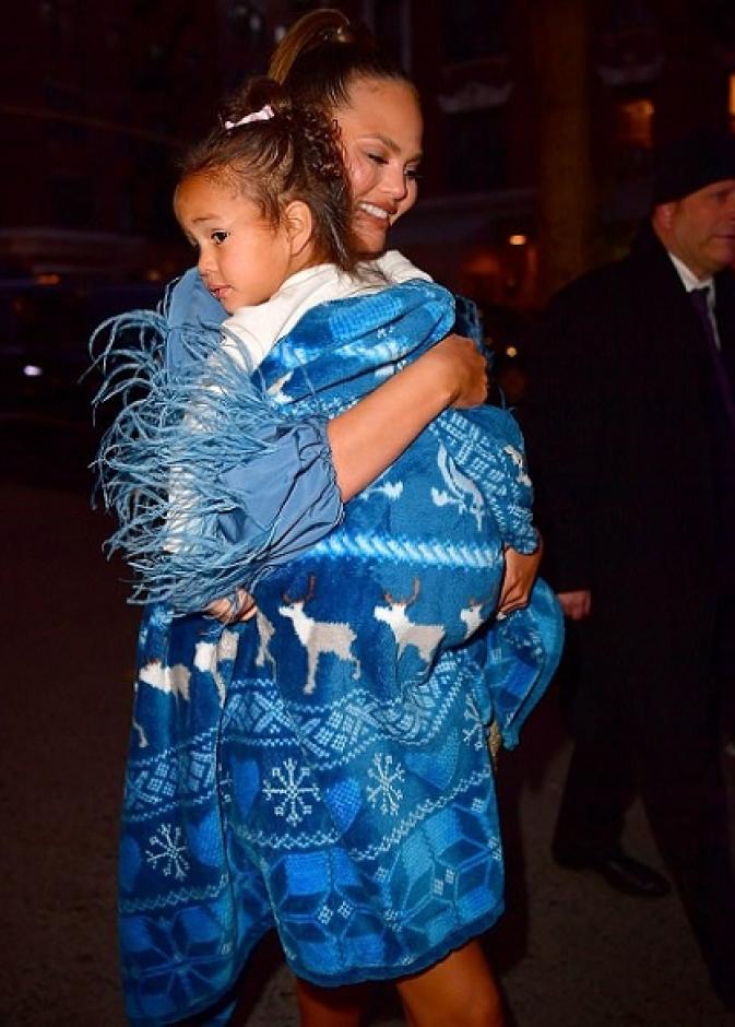 صورة تُظهر سعادة كريسي تيغن أثناء تجولها مع ابنتها في شوارع نيويورك