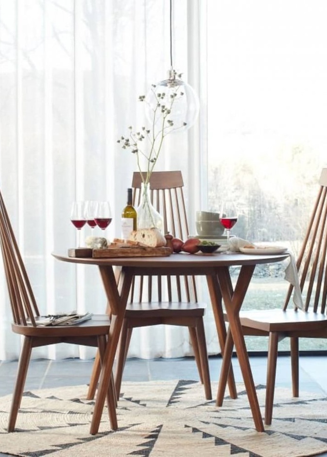 أثاث خشبي لطاولات الطعام الدائرية في ركن طعام صغير