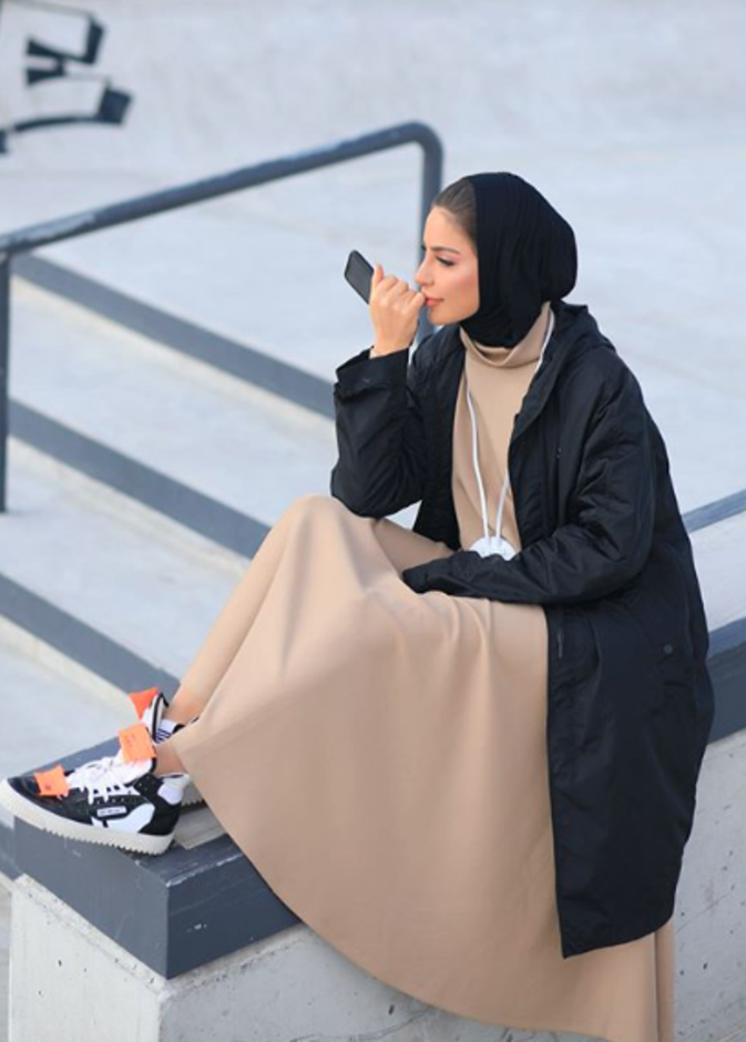 استوحي اطلالاتك بالجينز والبليزر مع الحذاء الرياضي من صفية غودسون