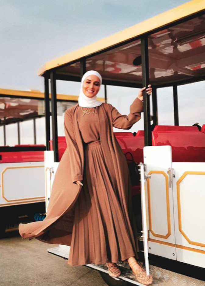 استوحي اطلالاتك الكاملة باللون البني من أناقة دلال الدوب
