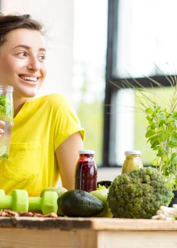 الاكثار في تناول الخضراوات و الفواكه الطازجة تساهم في تنظيف الجسم من السموم