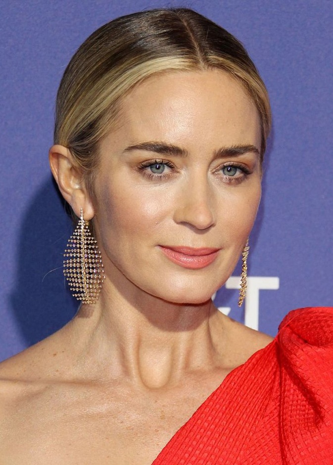 اميلي بلانت ترتدي أقراط أكوامارين من شوبارد Chopard