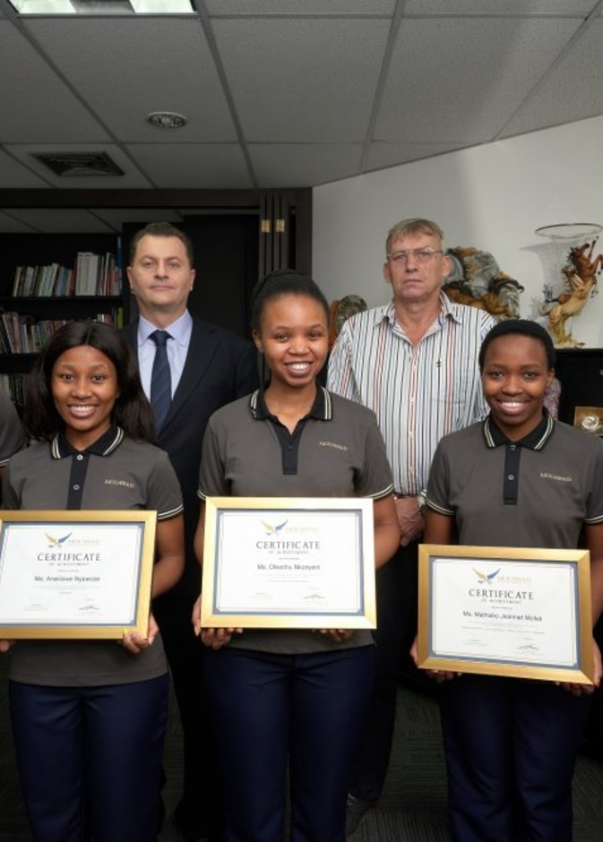 أنهى 5 أشخاص  تدريبهم مؤخراً في منشأة معوّض لتصنيع الألماس في بانغكوك 