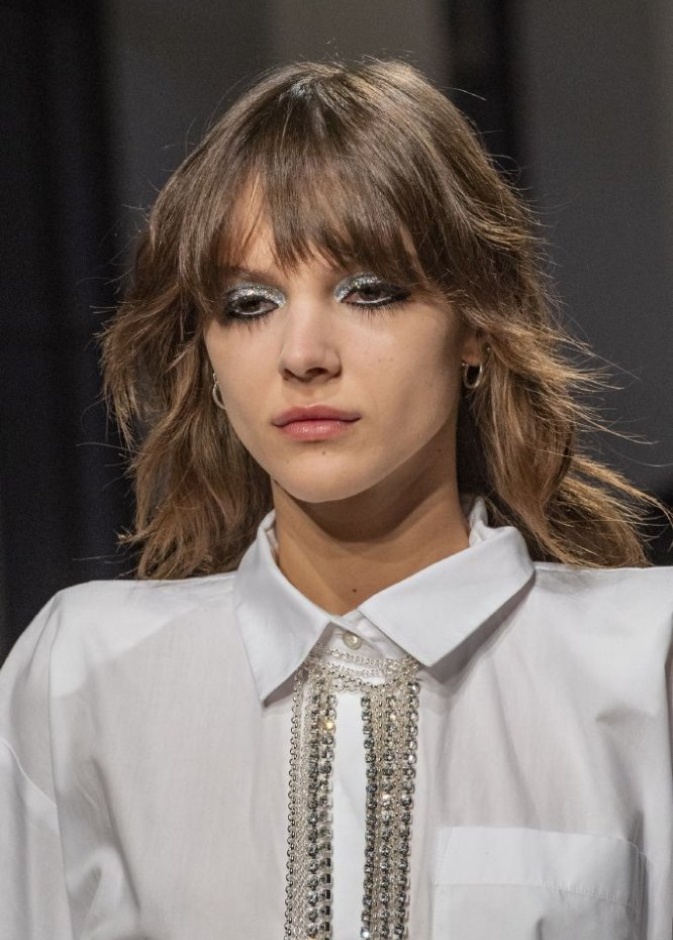 خطوات عمل رسمات مكياج بظلال الغليتر البنفسجية من House of Holland