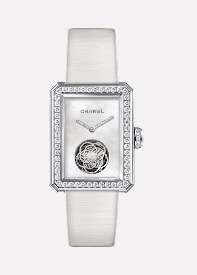 ساعات نسائية راقية باللون الابيض