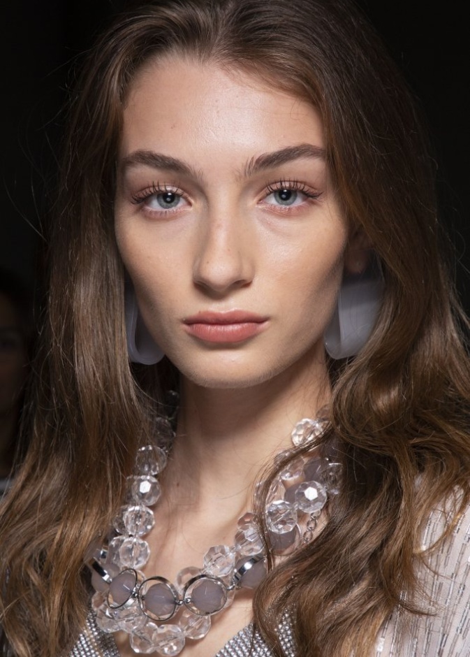 إطلالة جمالية من Prada