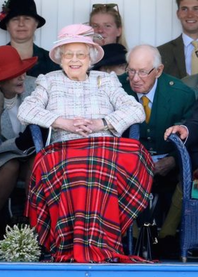 الملكة إليزابيث الثانية وزوجها الأمير فيليب وابنها الأمير تشارلز