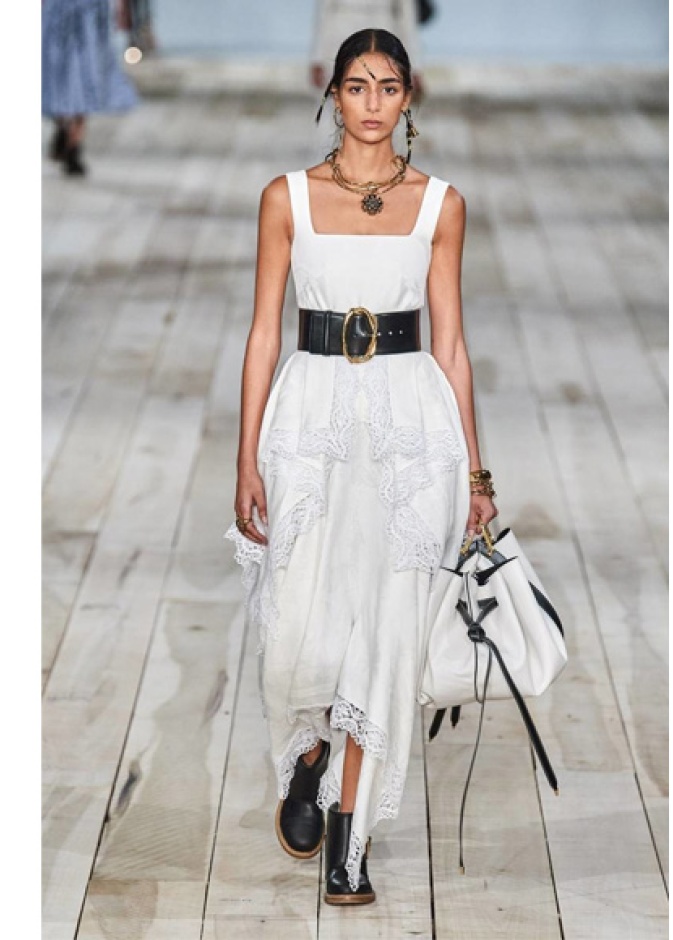 اطلالة أنثوية ناعمة من تصميم Altuzarra