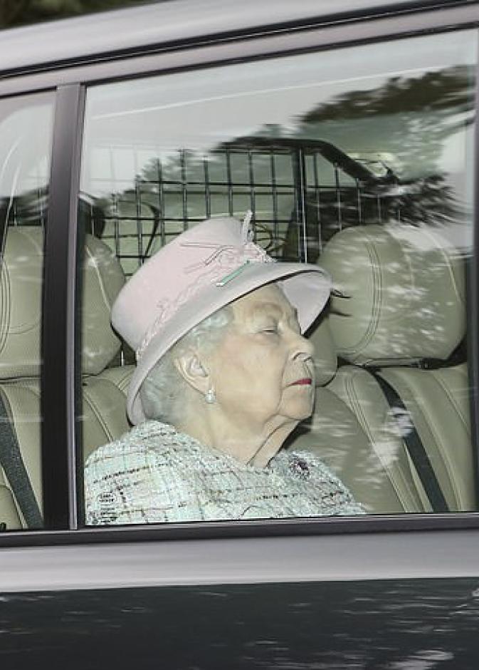 أناقة ملكة بريطانيا باللون الوردي الباستيل