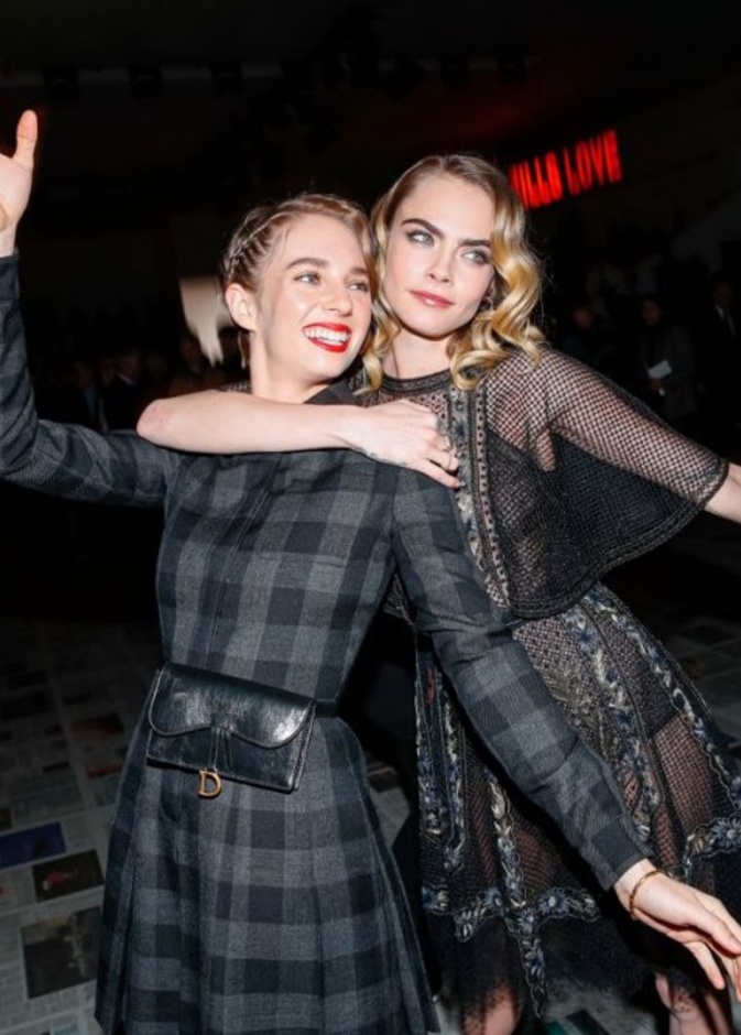 صورة عفوية تجمع كارا ديليفين ومايا هوك خلال أسبوع الموضة في باريس