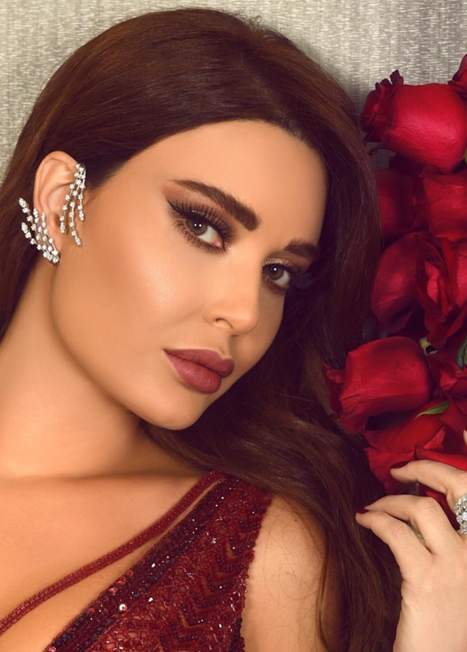 تألقت سيرين عبد النور باجمل رسمات مكياج شتاء 2020 مع خطوط الايلاينر الهندسية