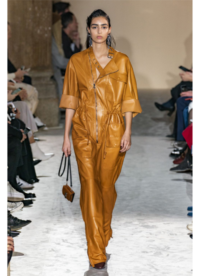 اجمل موديلات جمبسوت جلد ابيض من منصات عروض الأزياء 2020 من Off White