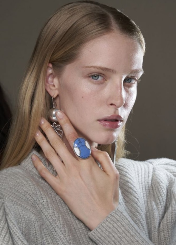 الوان طلاء اظافر سوداء جريئة من Mugler