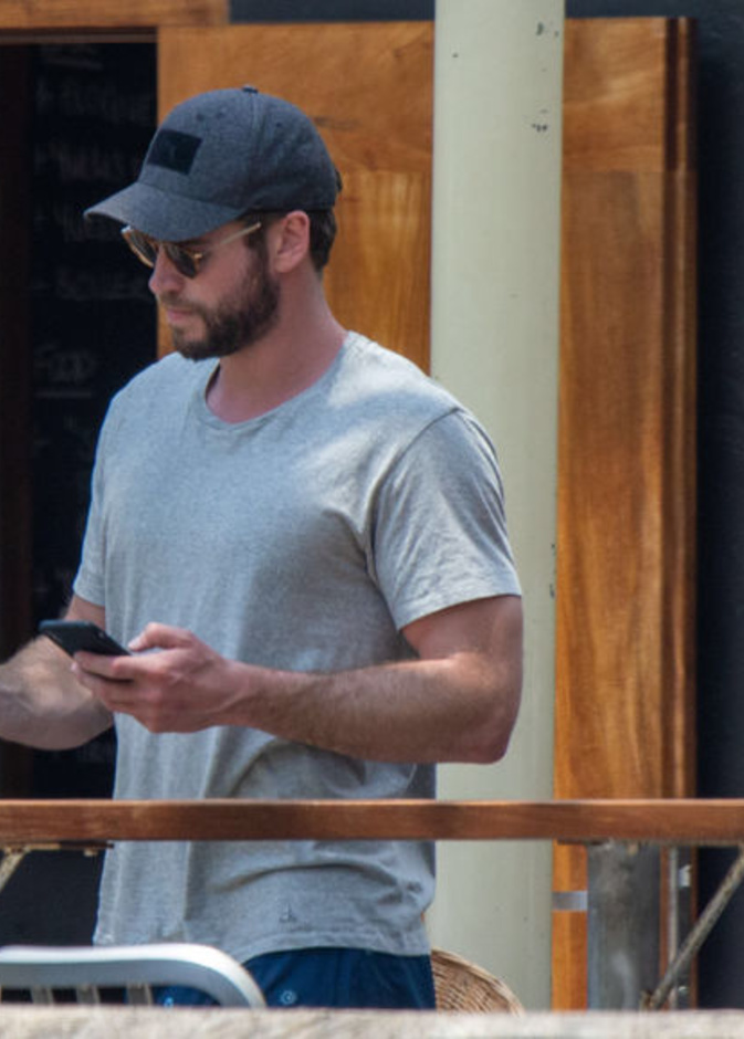 ليام هيمسورث مع حبيبته الجديدة